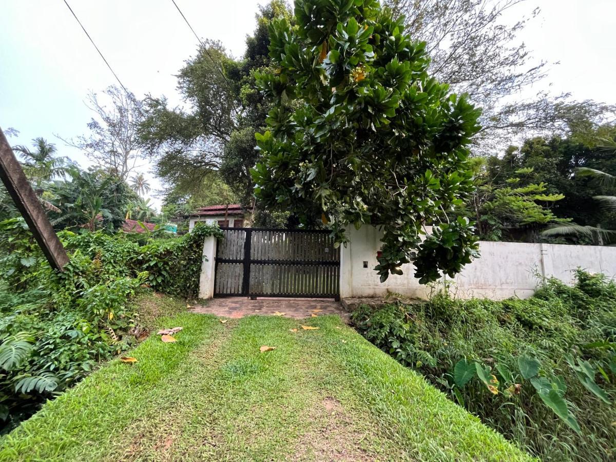Villa Dinoos- Weligama Esterno foto